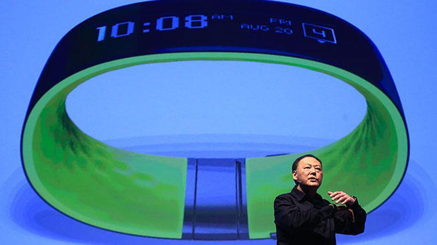 Peter Chou, director ejecutivo de HTC, presenta el HTC Grip.