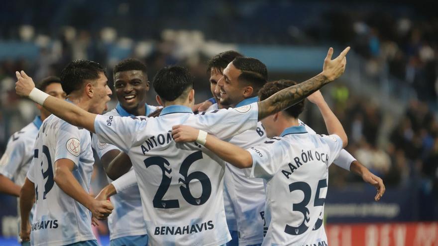 Los blanquiazules celebran el gol de la victoria frente al Eldense en Copa.