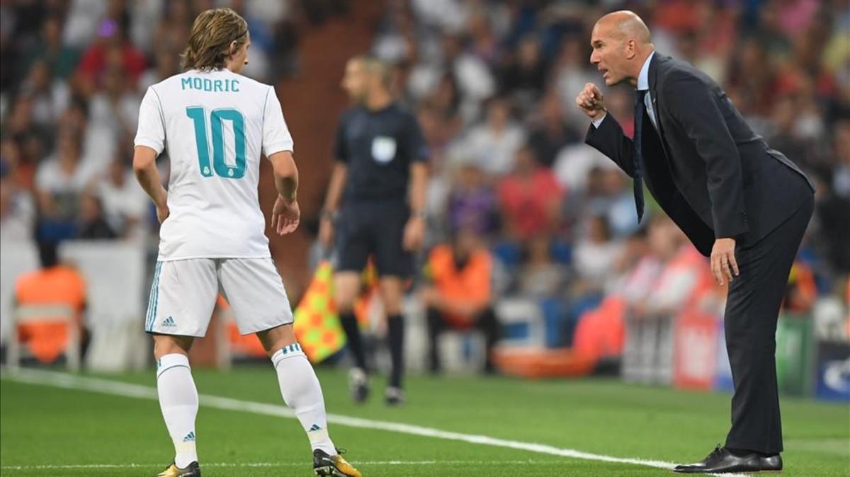 Zidane, dando instrucciones a Modric durante el partido ante el APOEL