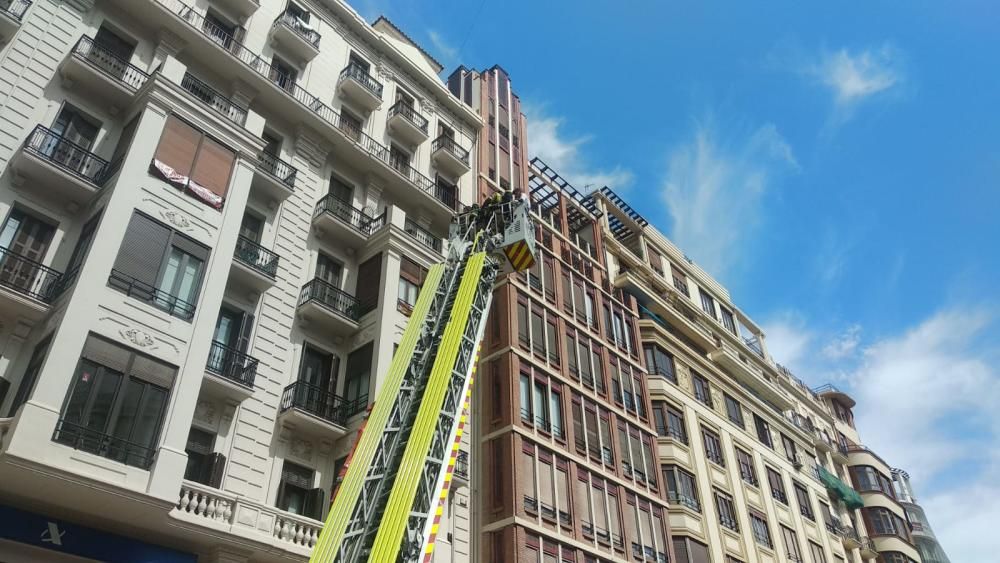 Rescatan a dos jóvenes en un incendio en la plaza del Ayuntamiento