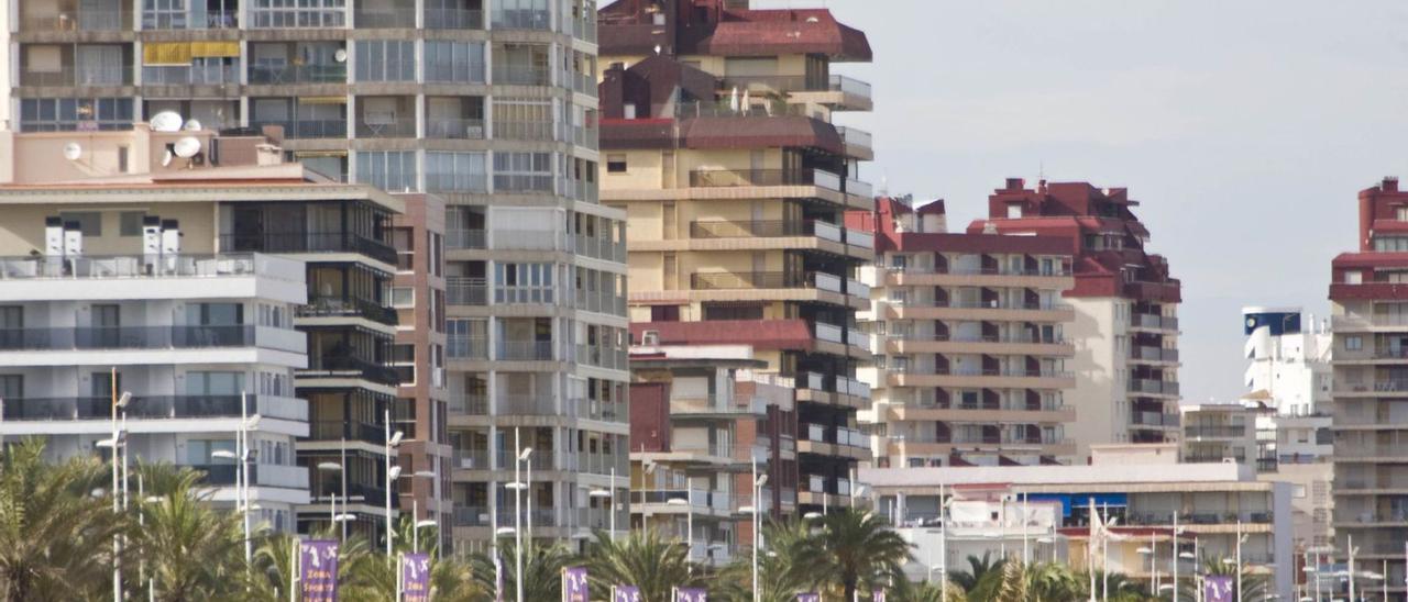 Edificios de viviendas ubicados en primera línea de la playa de Gandia, en el paseo marítimo Neptú. | NATXO FRANCÉS