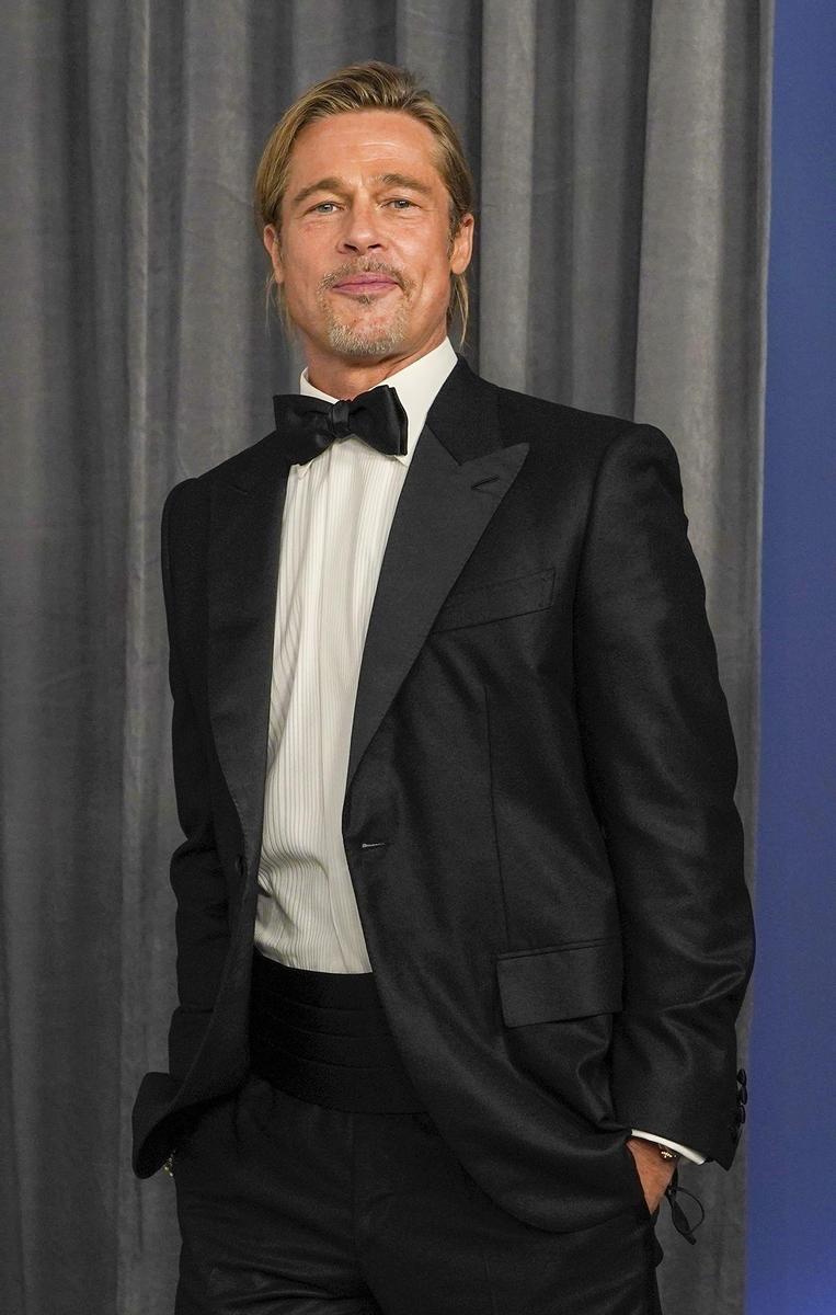 Brad Pitt con coleta, esmoquin perilla y bigote en los premios Oscar 2021