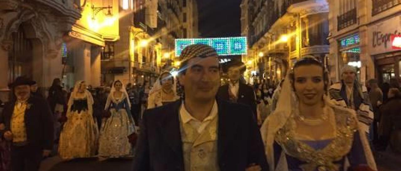 Fernando Giner con su hija en la ofrenda.