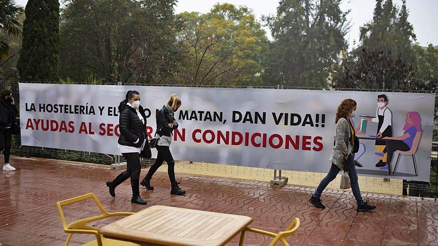 Pancarta colocada en la Glorieta José Espejo el pasado viernes, en las protestas de la hostelería | PERALES IBORRA