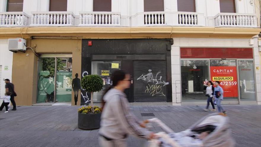 Precios y locales pequeños lastran la recuperación de la calle Cruz Conde