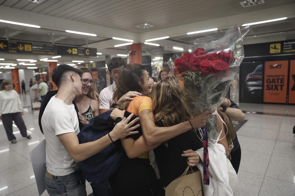 Así ha sido la llegada de la deportista Esperança Cladera al aeropuerto de Palma