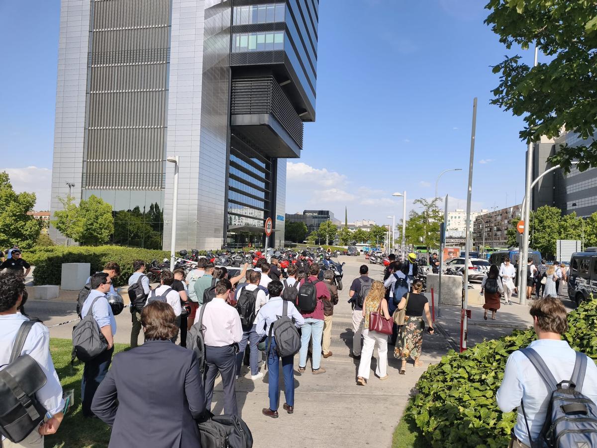 Los desalojados en las inmediaciones de la Torre Moeve