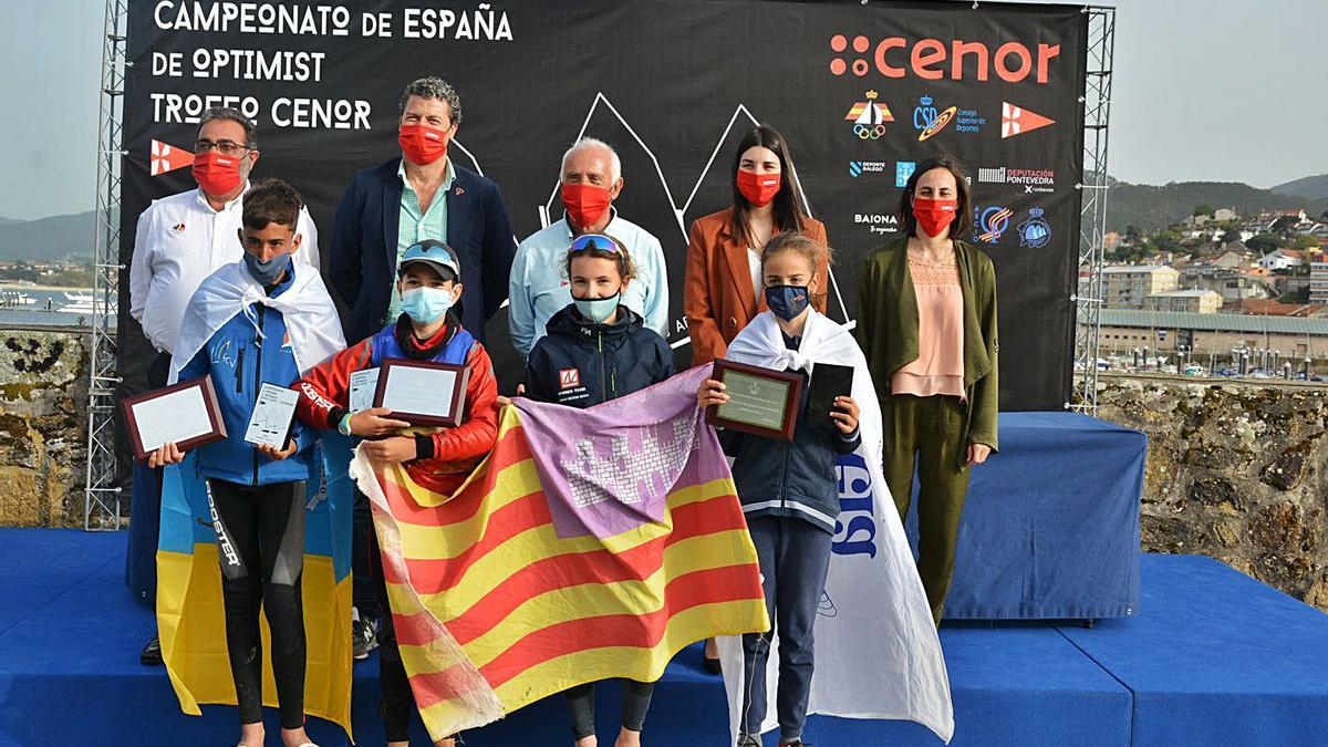 Los cuatro campeones de España, ayer con sus trofeos. |  // ROSANA CALVO