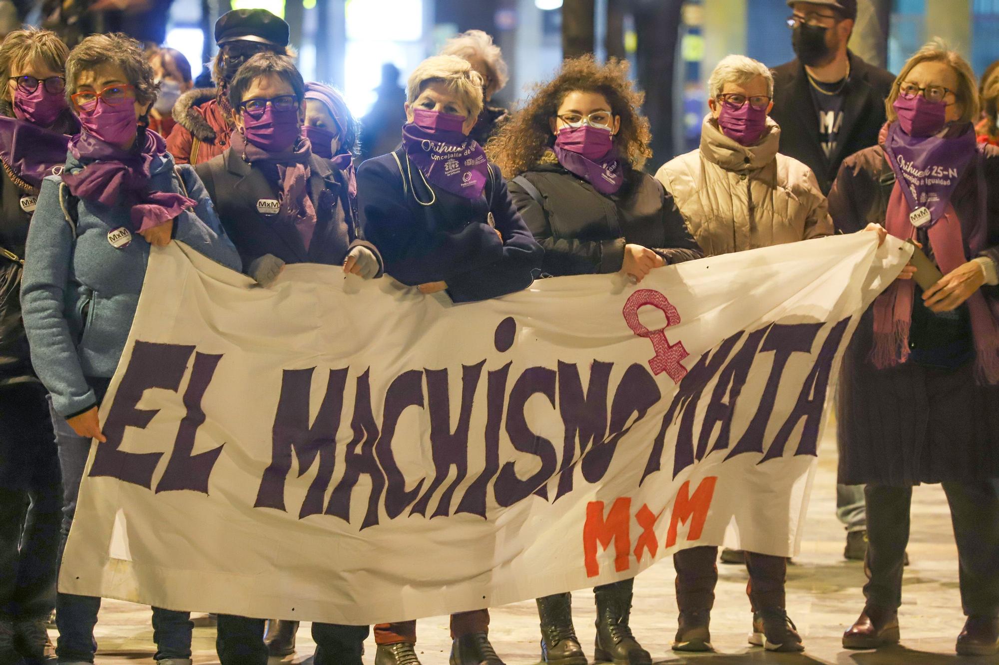 Protesta anoche en Orihuela en la marcha del 25N convocada por la Mesa de Igualdad del municipio y la concejalía