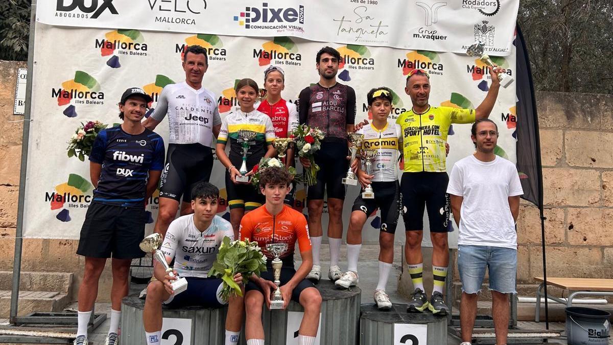 Imagen de los distintos ganadores tras recibir sus premios en Algaida