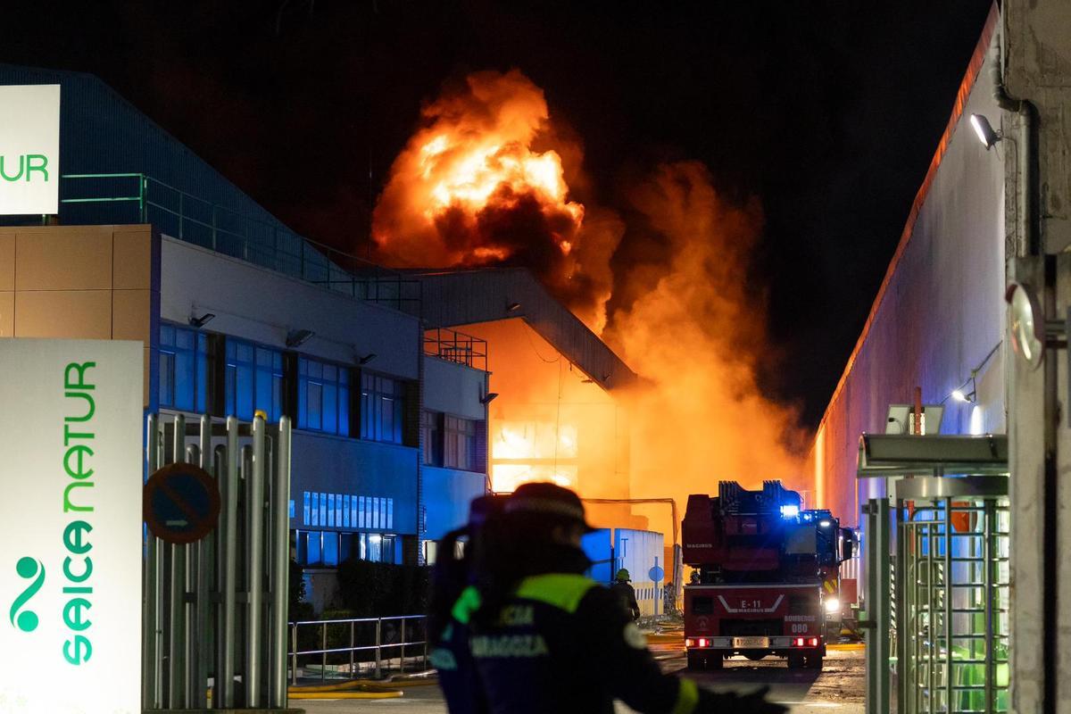 En imágenes I Incendio en la planta de Saica en Zaragoza