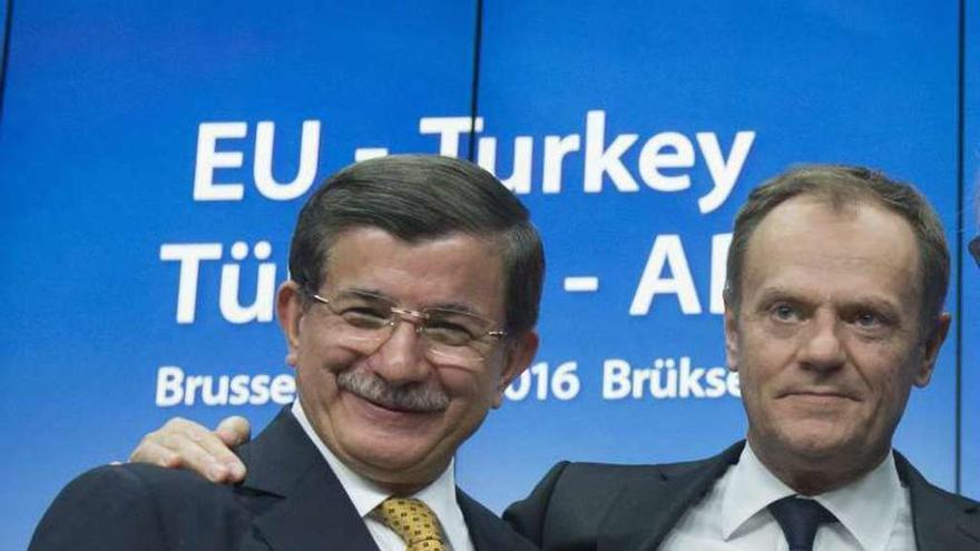 Davutoglu posa con el presidente del Consejo Europeo, Donald Tusk. // Efe