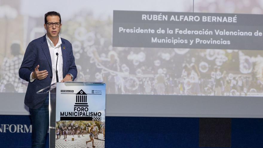 Rubén Alfaro, presidente de la Federación Valenciana  de Municipios y Provincias (FVMP), fue uno de los encargados de dar la bienvenida en el foro.