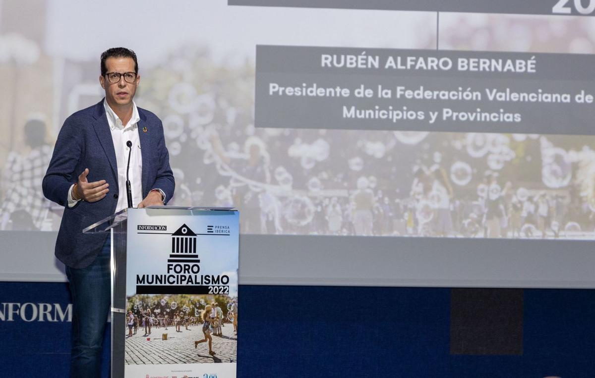 Rubén Alfaro, presidente de la Federación Valenciana  de Municipios y Provincias (FVMP), fue uno de los encargados de dar la bienvenida en el foro.