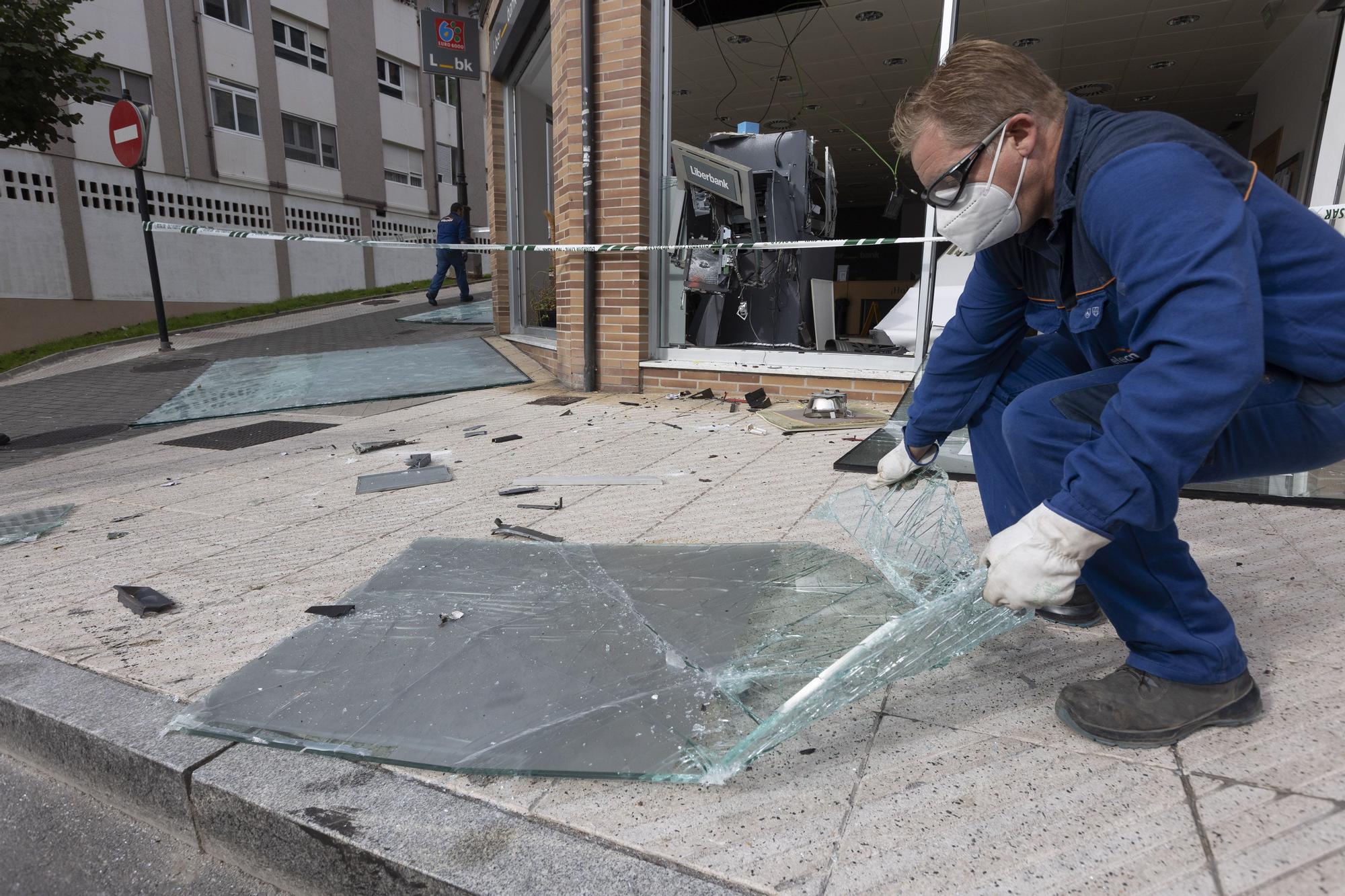 Unos ladrones revientan con explosivos un cajero automático en Oviedo