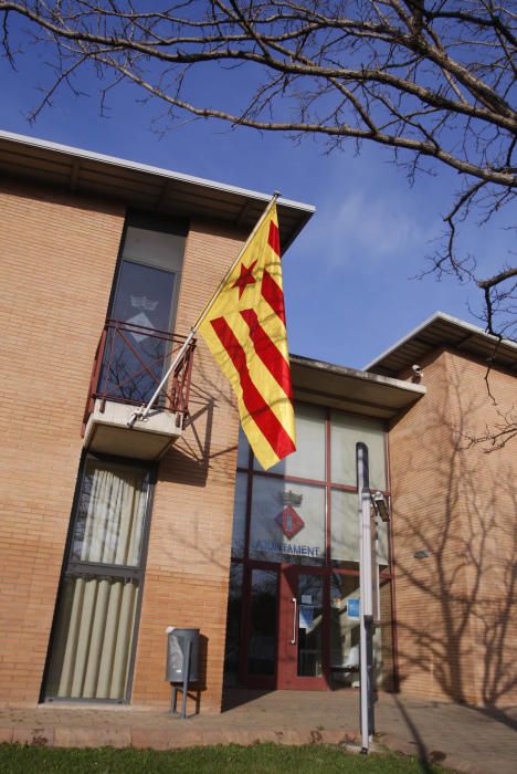 Els habitants de Viladamat no volen la bandera espanyola a l''Ajuntament