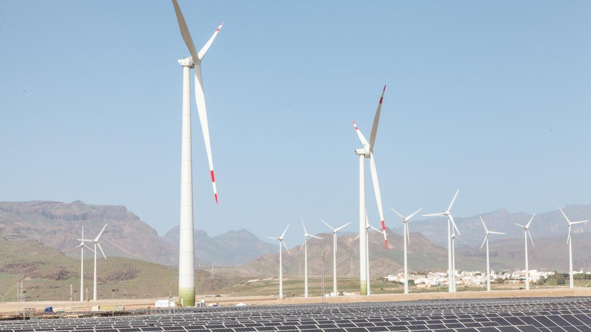 Aerogeneradores y paneles solares en Gran Canaria.
