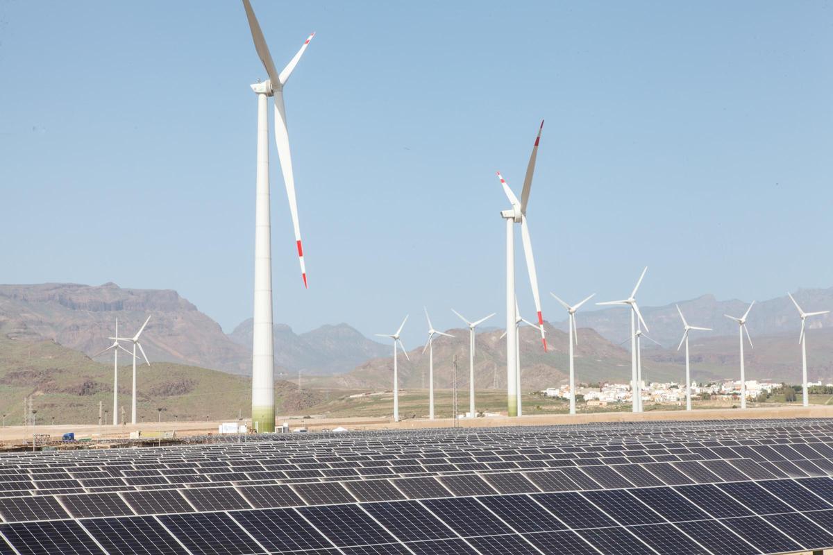Aerogeneradores y paneles solares en Gran Canaria.