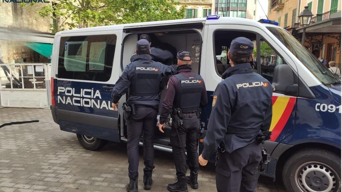 Una patrulla de la Policía Nacional en Palma.