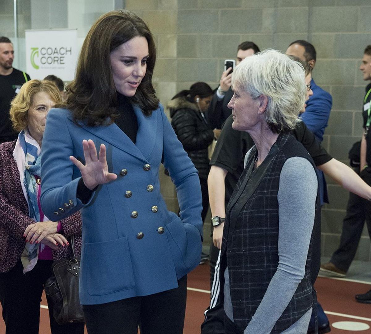 Kate Middleton conversando con una de las organizadoras del evento