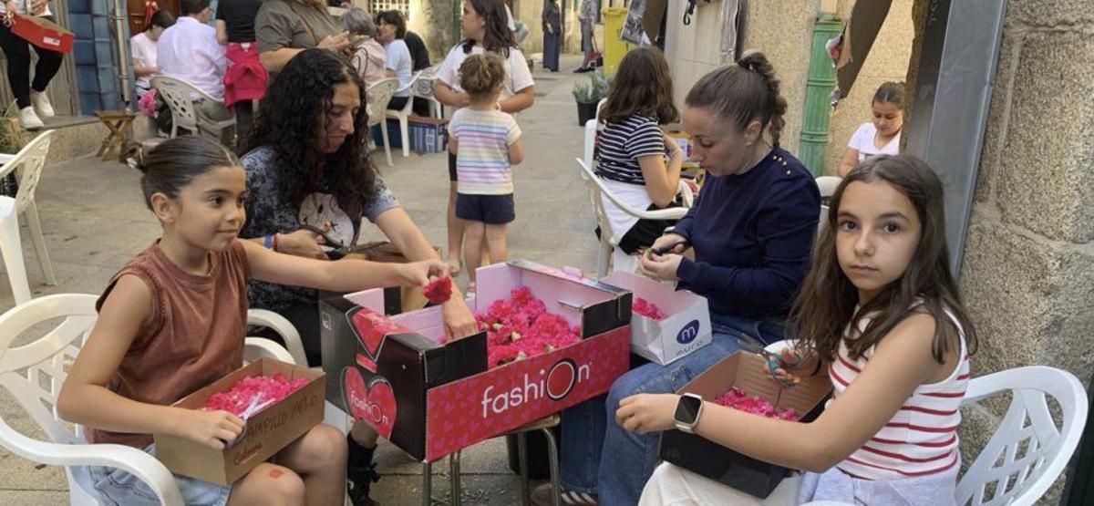 Las pequeñas Laia y Ariadna, ayer, deshojando la flor.