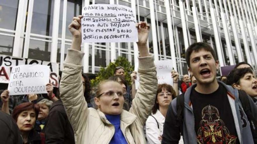 Un detenido en la concentración frente al "banco malo"