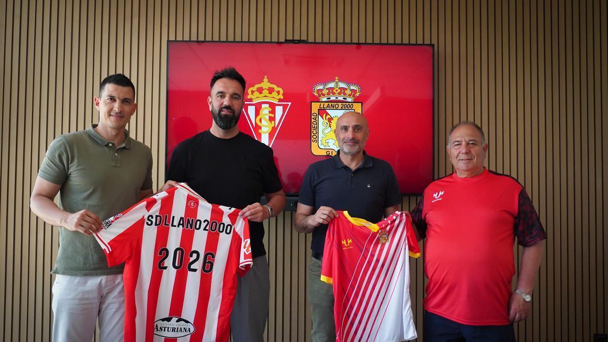 Por la izquierda, Israel Villaseñor, director de gestión deportiva del Sporting, Ubaldo González, coordinador del Llano 2000, Emilio Gutiérrez, responsable de captación del Sporting y Marcelino Álvarez, presidente del Llano 2000.