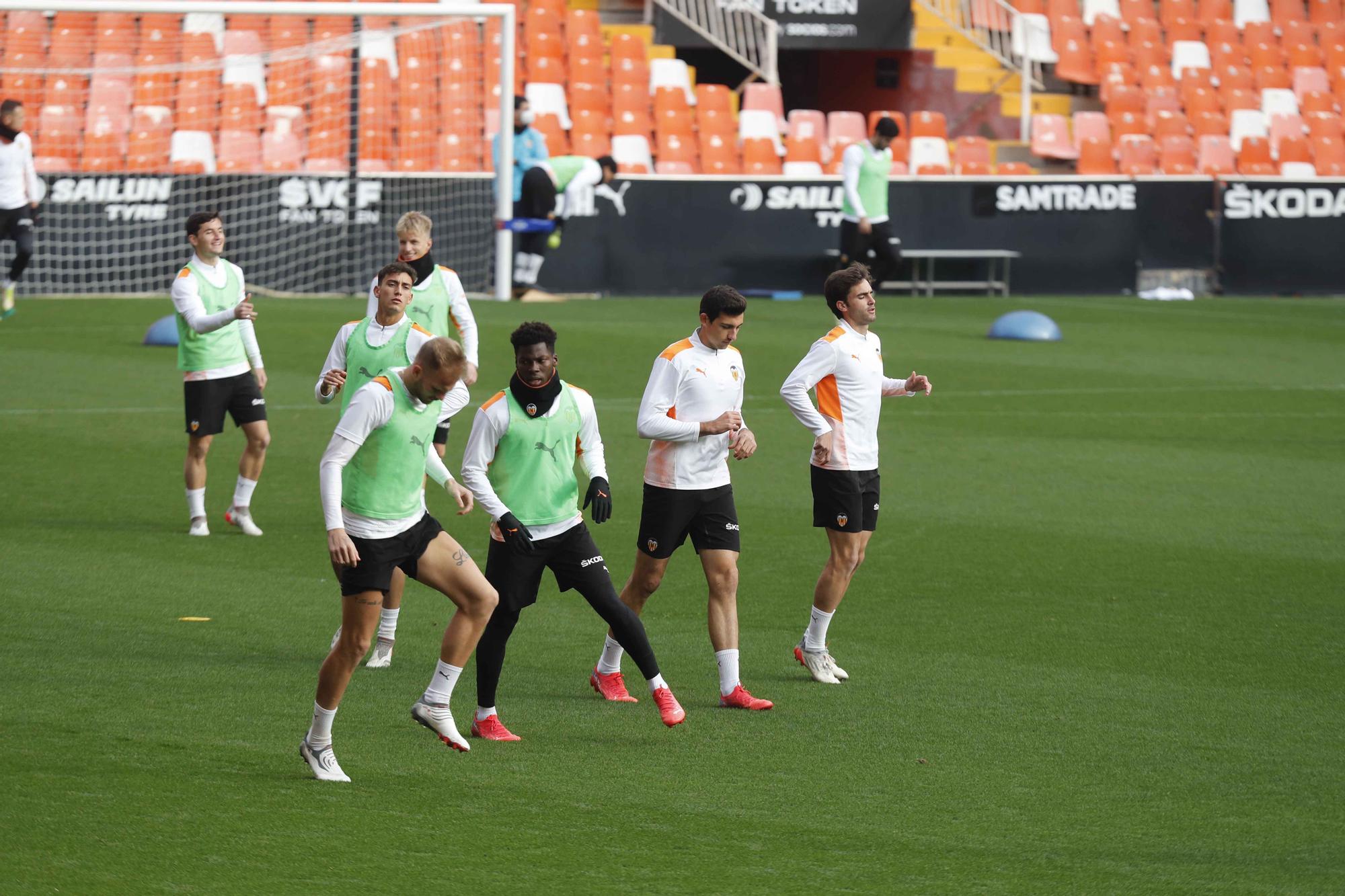 Última sesión del Valencia antes del derbi frente al Levante