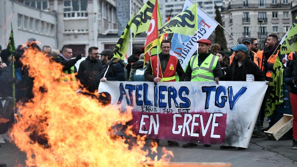 Trabajadores del servicio ferroviario protestan contra la reforma de las pensiones.