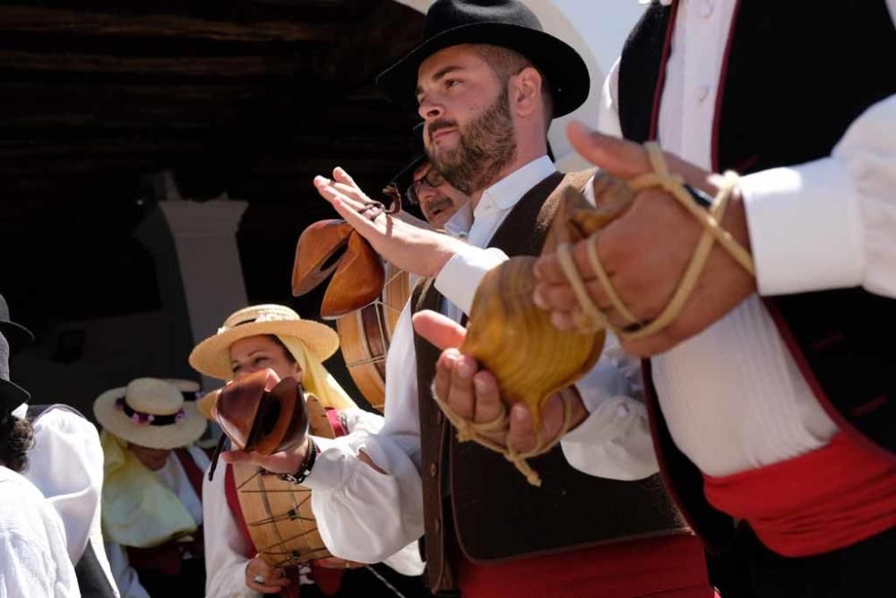 Han disfrutado de la misa, procesión y de un desfile de carros antiguos