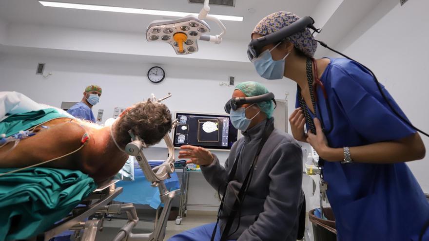 Neurocirugía de ciencia ficción en el Reina Sofía para operar con más precisión tumores cerebrales
