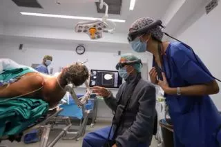 Neurocirugía de ciencia ficción en el Reina Sofía para operar con más precisión tumores cerebrales