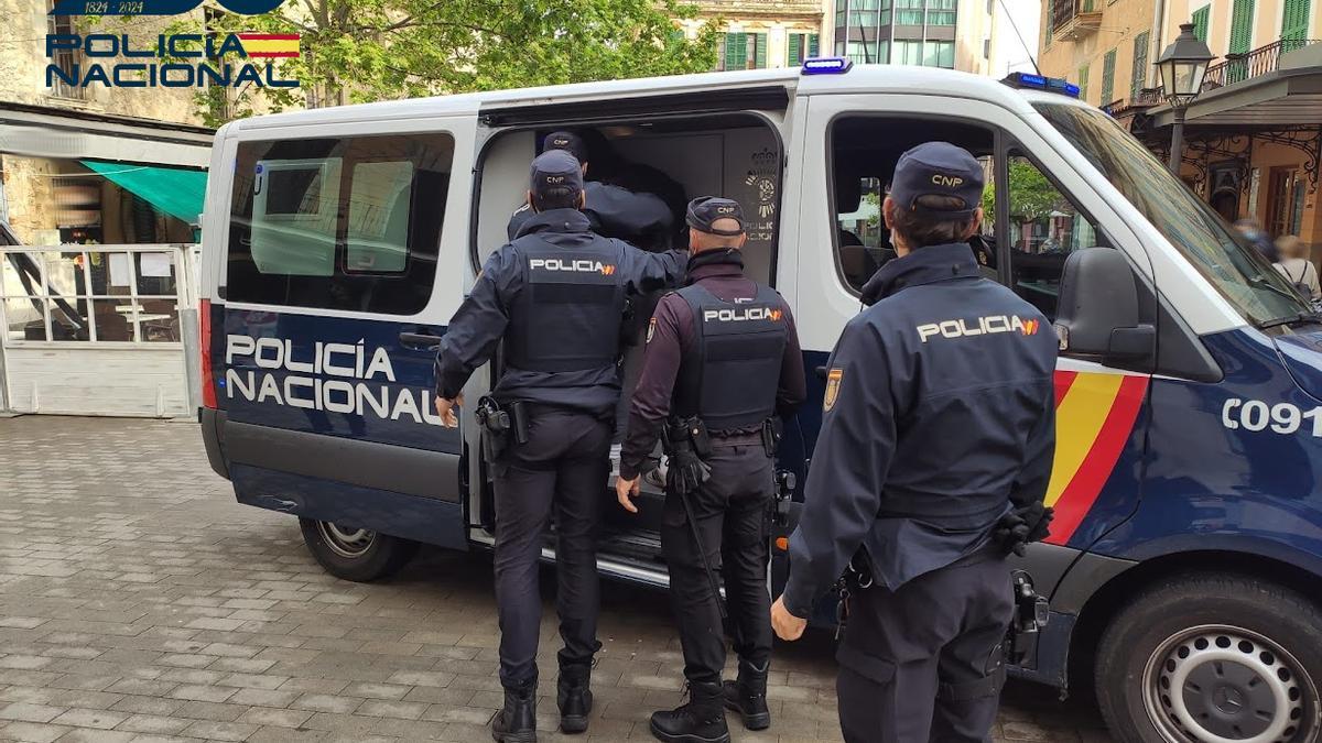 Agentes de la Policía Nacional en Palma.