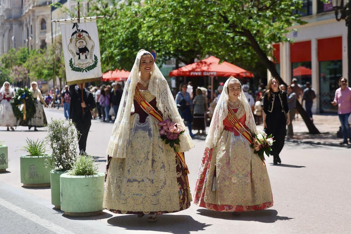 Berta, Lucía y las falleras de 2024 en la Ofrenda de San Vicente Ferrer