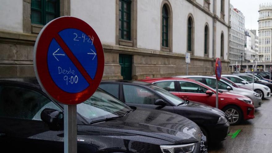 Señal de prohibición de aparcar a partir del martes.   | // MIGUEL MIRAMONTES