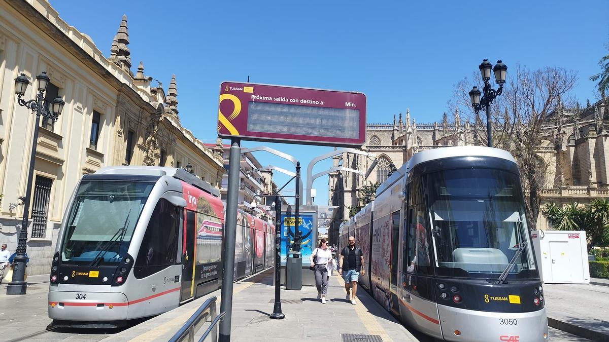 El tranvía de Sevilla, parado en Archivo de Indias, que será el final del trayecto durante las obras de Plaza Nueva