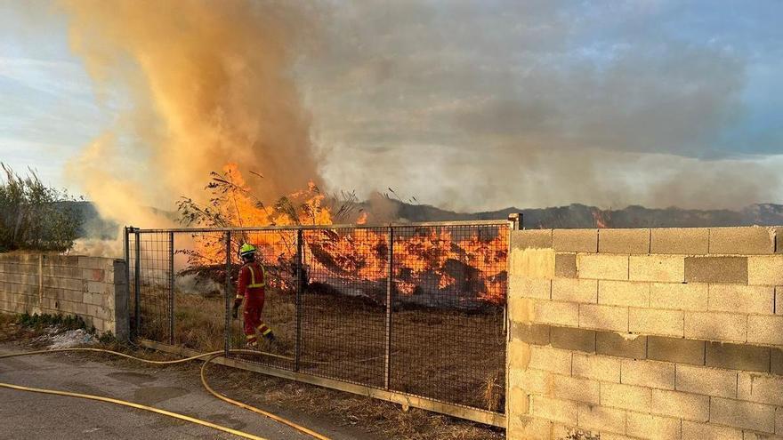 Arde el solar en el que Cullera acumulaba los restos de poda