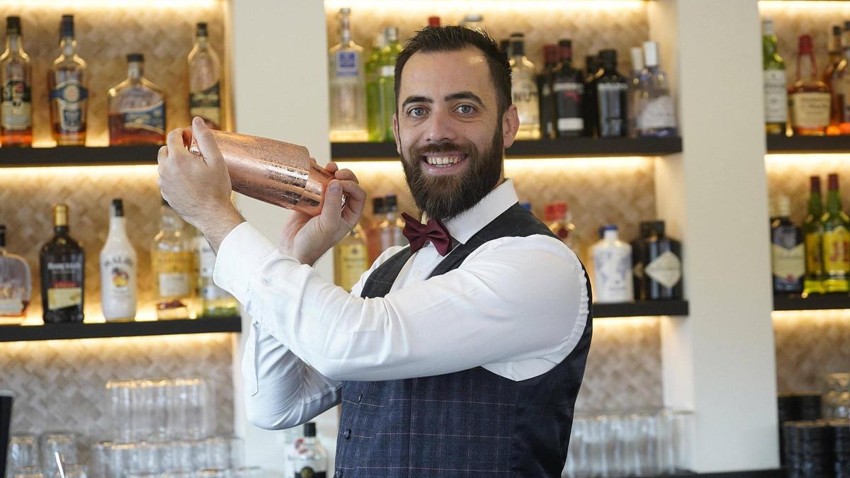 Rubén Zayas, el cap de bartenders i mànager de la Terrassa de l'Hotel Ultònia a Girona.