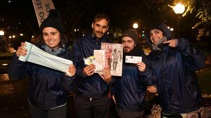 Parte del equipo de programa &#039;Coida de ti, coida do teu&#039;, anoche, en los jardines.