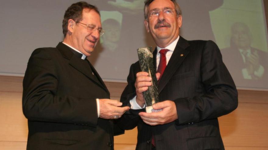 José Luis Montes Tallón sotiene el premio