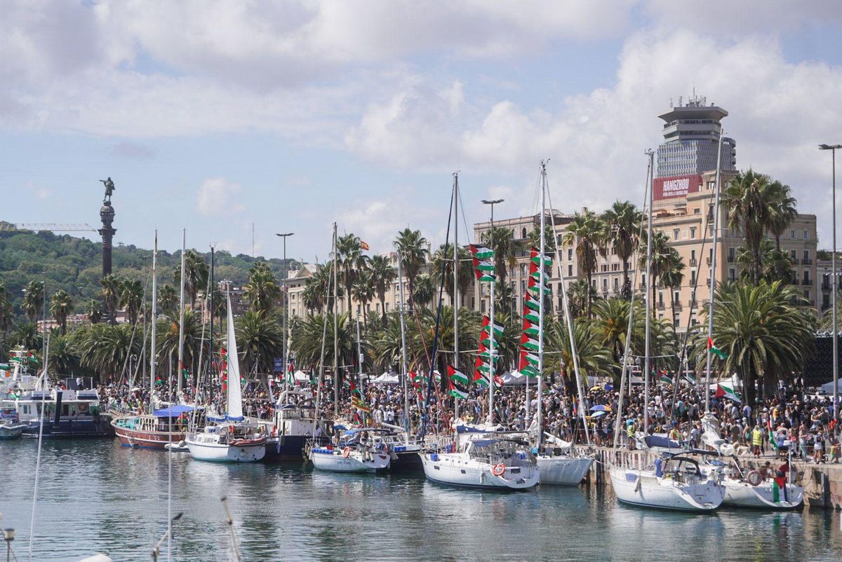 Los barcos de la Global Sumud Flotilla en el Moll de la Fusta de Barcelona antes de zarpar a Gaza