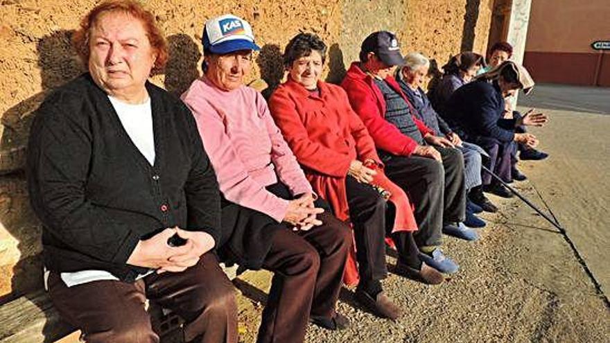 Un grupo de vecinas de Arrabalde sentadas a la solana.