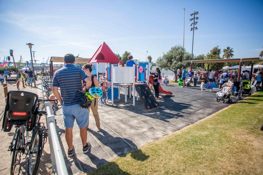 Ambiente festivo en la Marina y las playas por el Día del Pilar