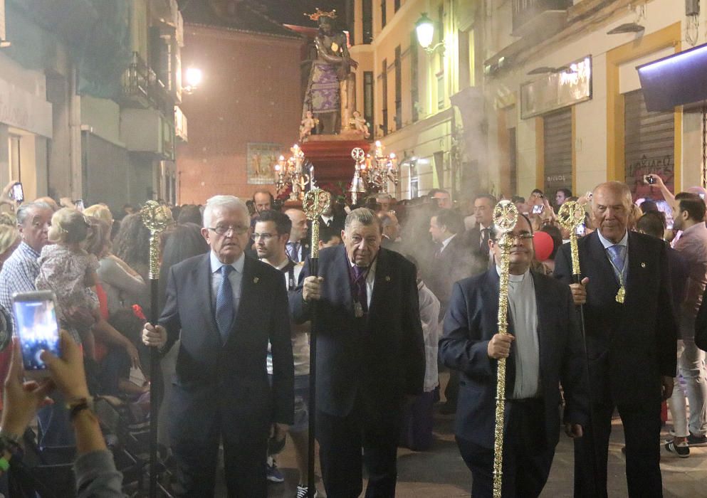 La imagen del Señor es trasladada en unas andas acompañado de la Banda de Zamarrilla, de cara a la procesión extraordinaria de este sábado