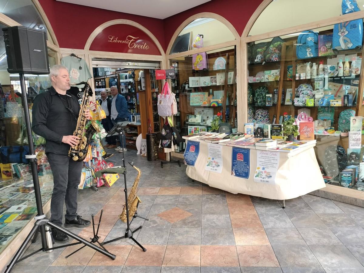 En imágenes: Así fue la fiesta del medio siglo de la librería Treito En imágenes: Así fue la fiesta del medio siglo de la librería Treito