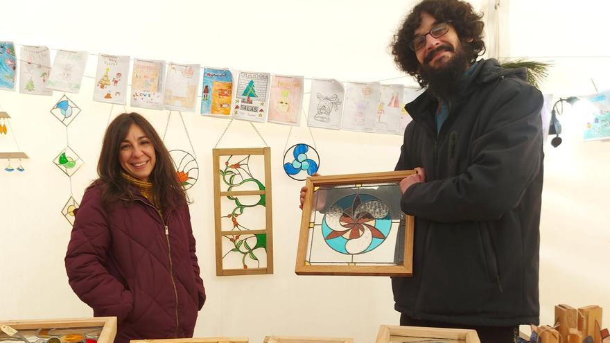 El viaje de Diego Lara e Irene Escolar de Madrid a La Rodriga para hacer vidrieras y recibir peregrinos