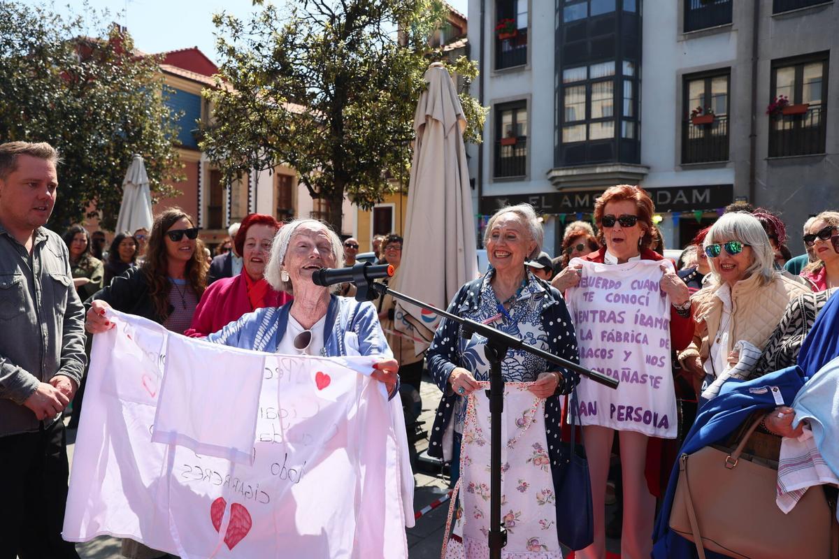 GIJÓN. Plaza del Lavaderu. Acto de homenaje a Rambal por el 50 aniversario de su asesinato GIJÓN. Plaza del Lavaderu. Acto de homenaje a Rambal por el 50 aniversario de su asesinato