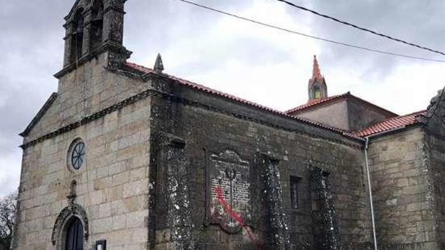 La iglesia de Beluso, ayer, con la pintura roja en el lateral.