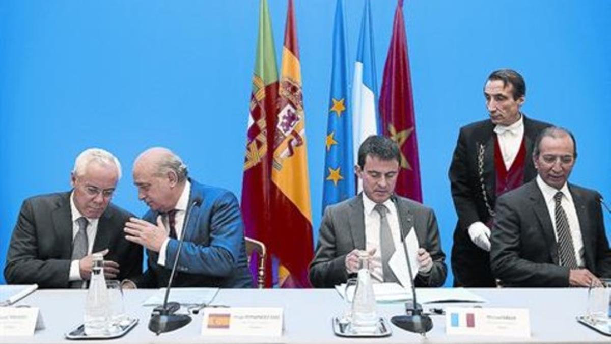 El ministro Jorge Fernández Díaz junto a sus homólogos de Portugal, Francia y Marruecos, ayer en París.