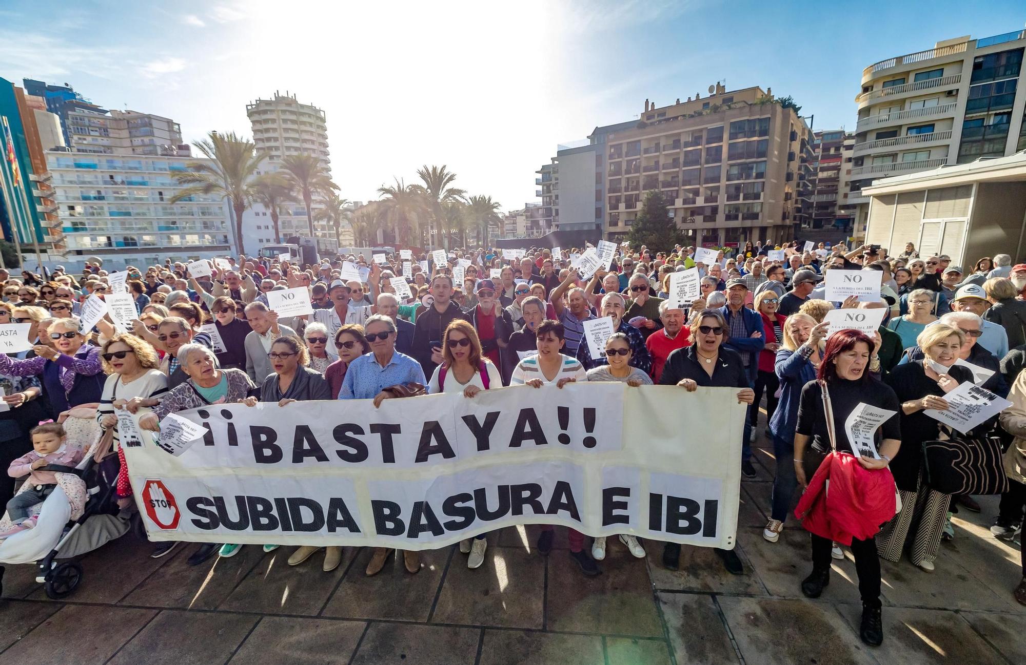 Vecinos de Benidorm se manifiestan en contra de la subida de impuestos de IBI y de la recogida de basuras.